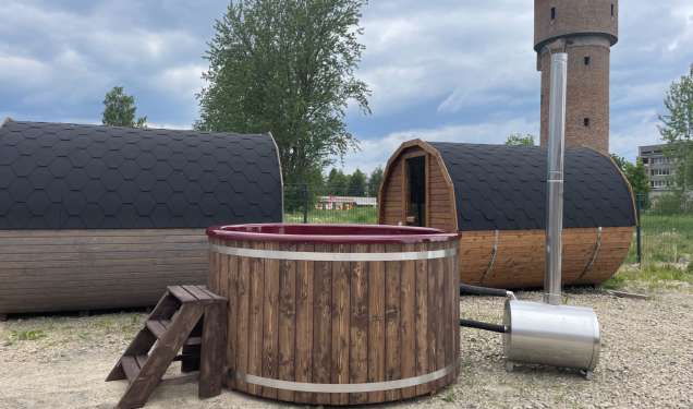 Sarkans stikla šķiedras kubls ar brūnu dēļu apdari