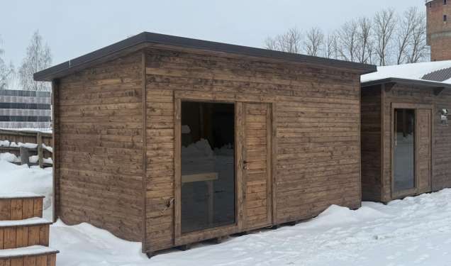 Pirts ar metāla jumtu